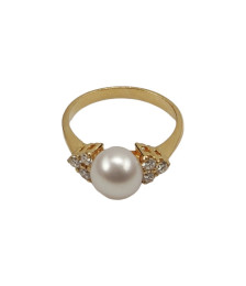 RING IN YELLOW GOLD WITH A BRIGHT WHITE PEARL