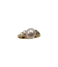 RING IN YELLOW GOLD WITH A BRIGHT WHITE PEARL