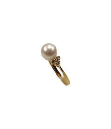 RING IN YELLOW GOLD WITH A BRIGHT WHITE PEARL
