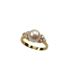RING IN YELLOW GOLD WITH A BRIGHT WHITE PEARL