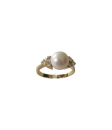 RING IN YELLOW GOLD WITH A BRIGHT WHITE PEARL